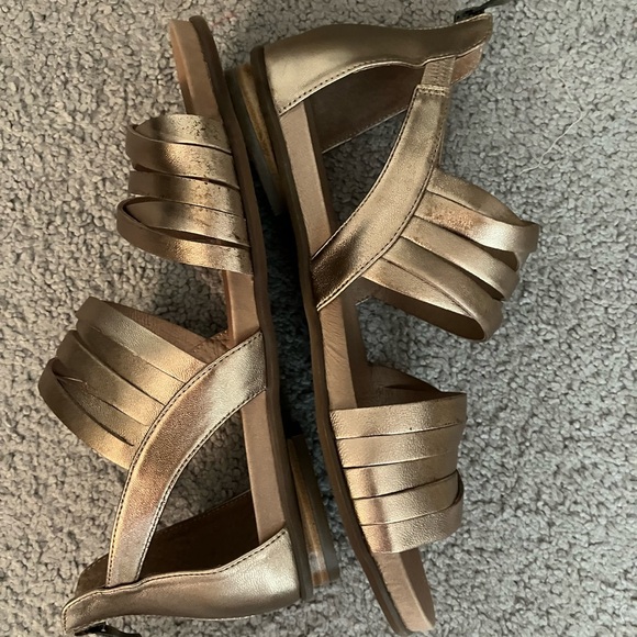 *NEW* Antelope Metallic Copper Sandals - Picture 4 of 5